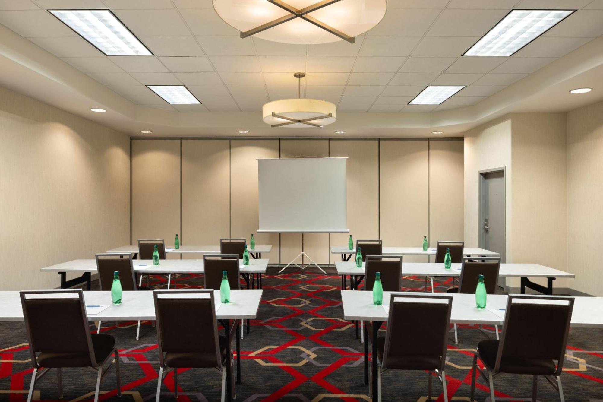 Four Points By Sheraton Edmonton South מראה חיצוני תמונה